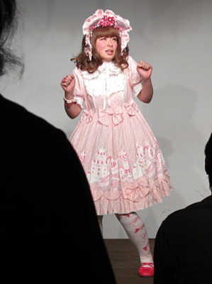 ロリィタ族。 ロリィタ族。
